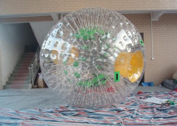 Bola inflável do inverno 1.0mm TPU Zorb com Harnees verde e saídas amarelas