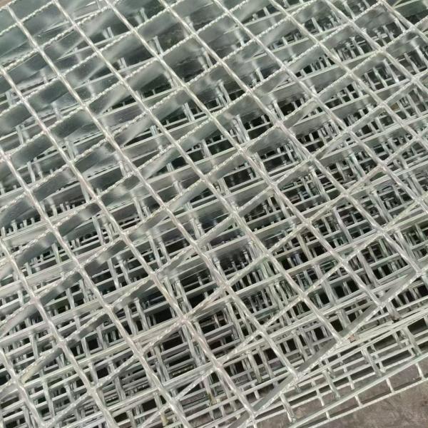 Large output, wide application range and long life of steel grating