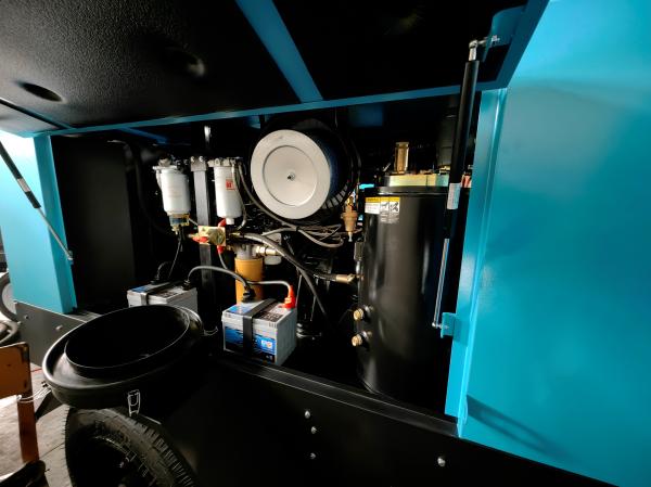 Powerful Diesel Powered Screw Compressor with Air/Water Cooling and ≤2800 Kg Capacity