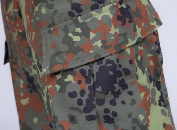 O uniforme militar do americano mesmos como a faixa Malásia uniforme do exército alemão