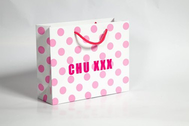 Сложите мешки подгонянные красным цветом бумажные с Silk веревочкой/хозяйственными сумками/мешком подарка упаковывая