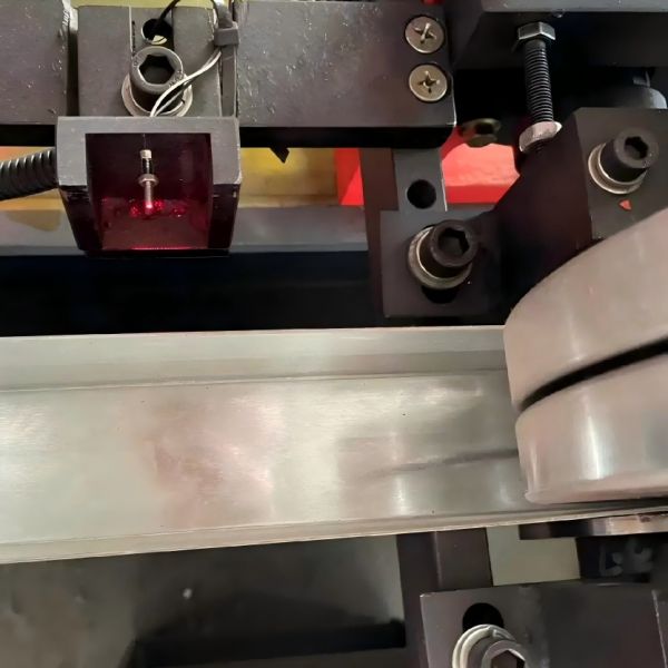 New Popular 1.0-1.5mm Carbon&Galvanized Steel  C Profile U Profile Door Frame Roll Forming Machine With Punching Device