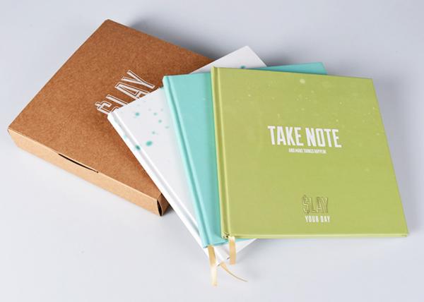 Caderno encadernado bonito da capa dura, papel de arte que carimba o caderno da grade do ponto
