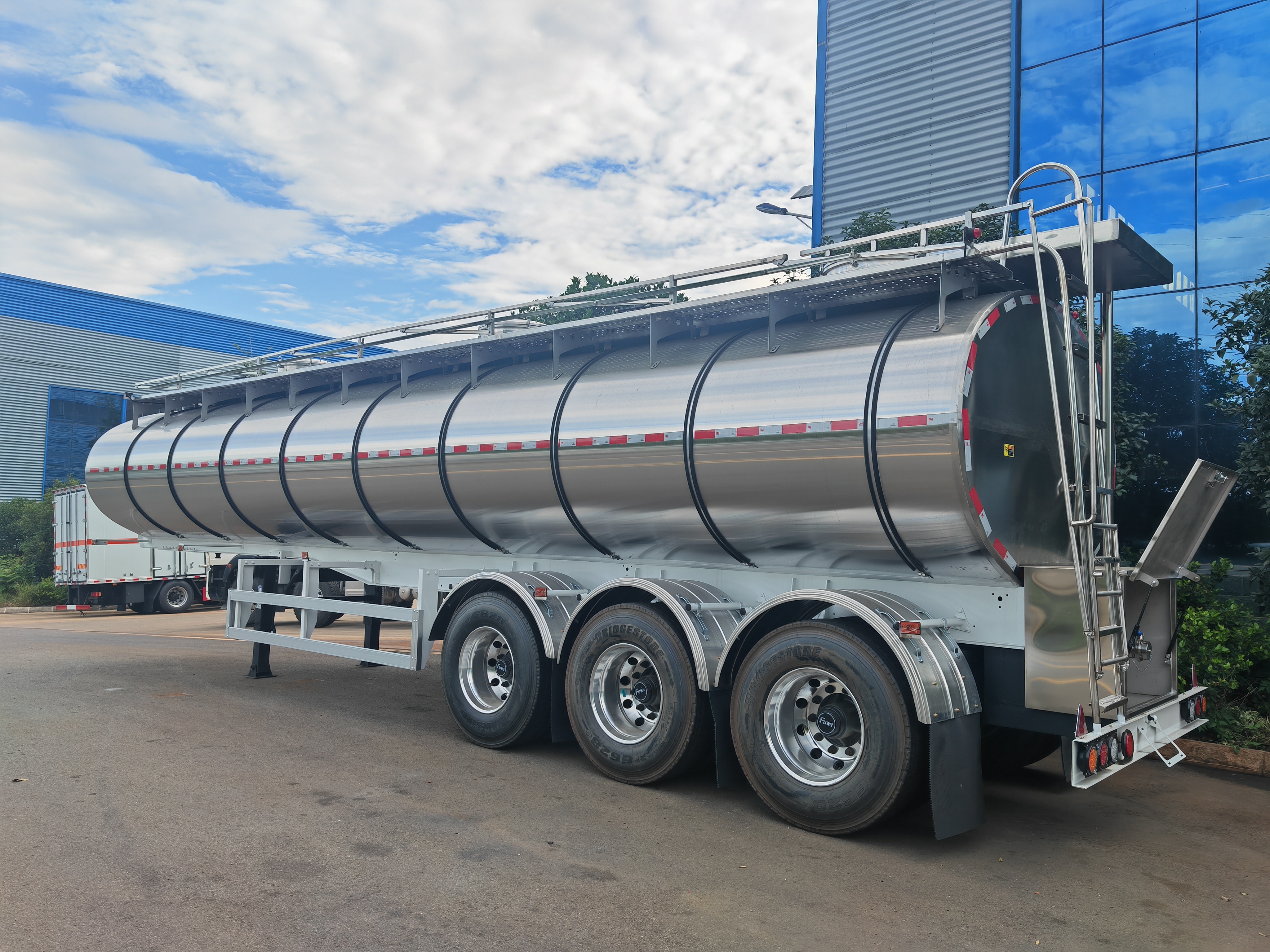 3 Axle Stainless Steel Tanker Trailer Manufacturer | CLW Group