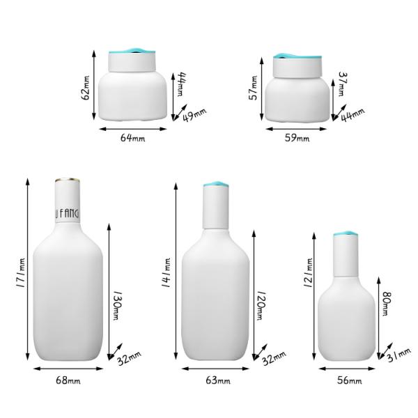 Стеклянный косметический лосьон разливает сливк по бутылкам стороны раздражает упаковку заботы кожи