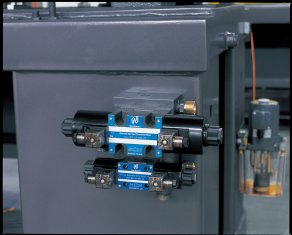 Energy -saving small-sized plastic molding machine