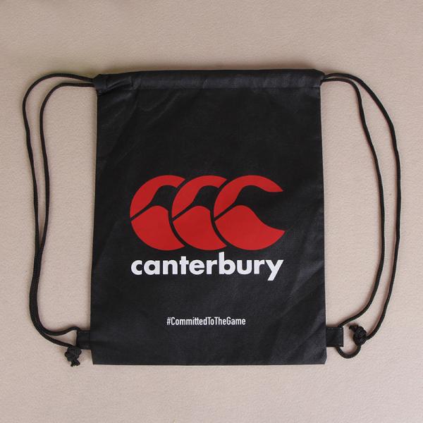 Bolsa de cordones de marca impresa sin tejido Bolsa de cordones de tira negra Mochila de regalo para eventos