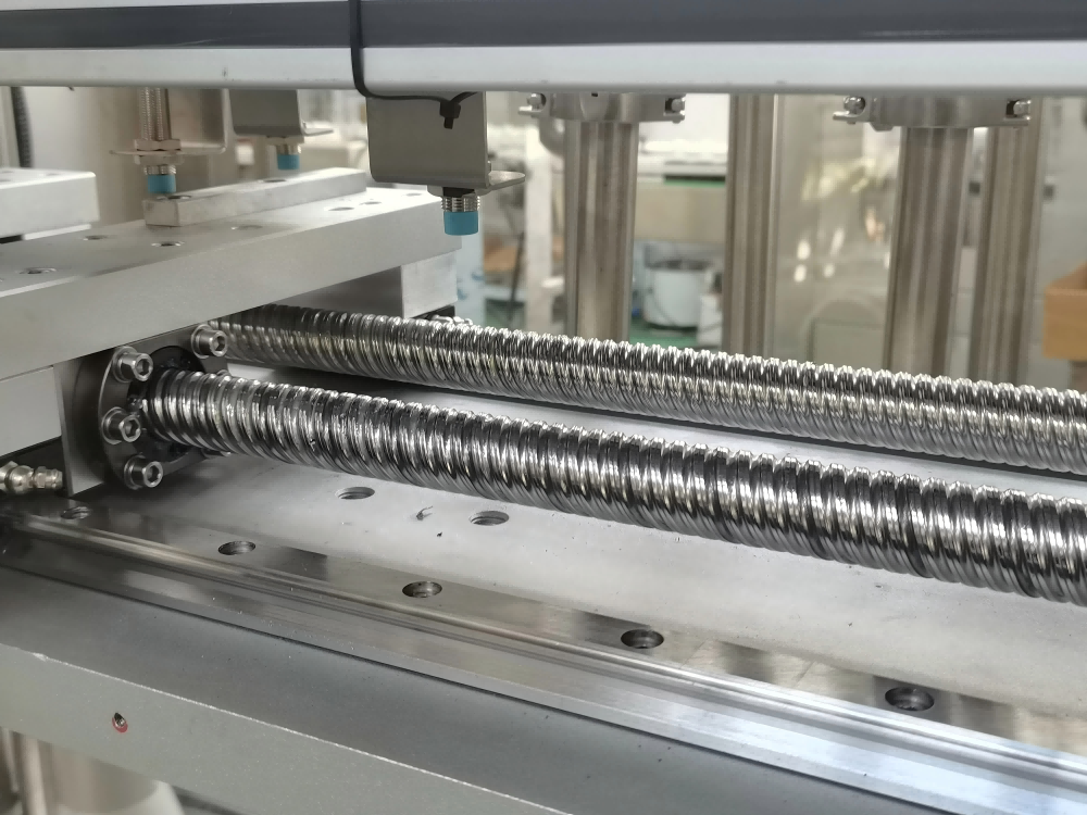 Automatic 4-Nozzles Tracking Filling Machine for Engine Oil Bottle Viscous Liquid Heavy Fluid