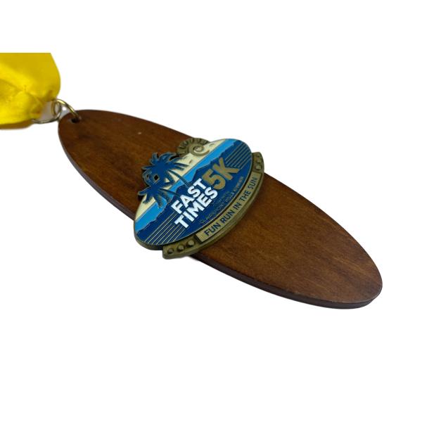 Impresión de medallas de madera en verano