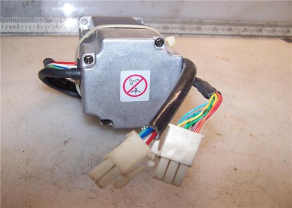 Yaskawa 200 VOLT 3000 RPM AC SERVO MOTOR 400W 200V 2.6A SGML-04AF13 New in box