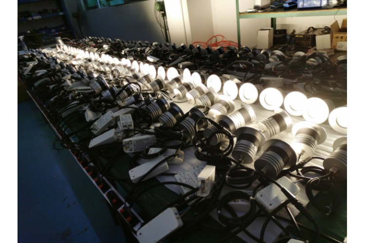 Температура окружающей среды градусов света потока At120 СИД AL6063 Dimmable RGB
