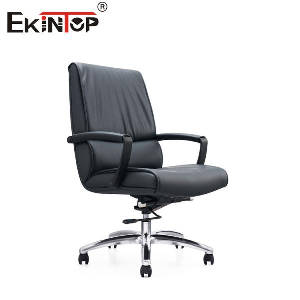 Черный кожаный стул бизнес-стиля с подлокотниками и металлическими ногами