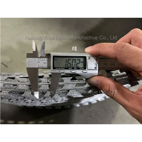 Protecting Egoza Bto16 Concertina Ripper Razor Heavy Galvanized Steel Barbed Wire Coil Security