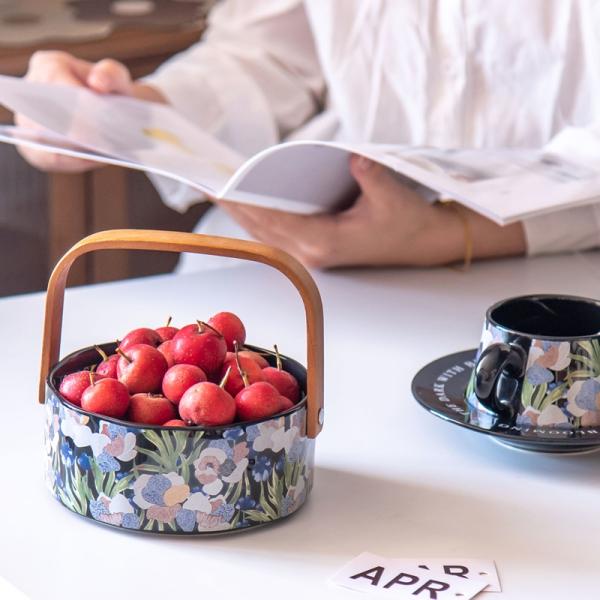 Черные керамические чашки для кофе с тарелкой и десертом