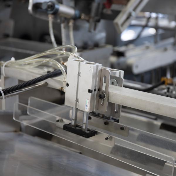 Máquina automática de embalagem de caixas de cartão para rolos de folha de alumínio