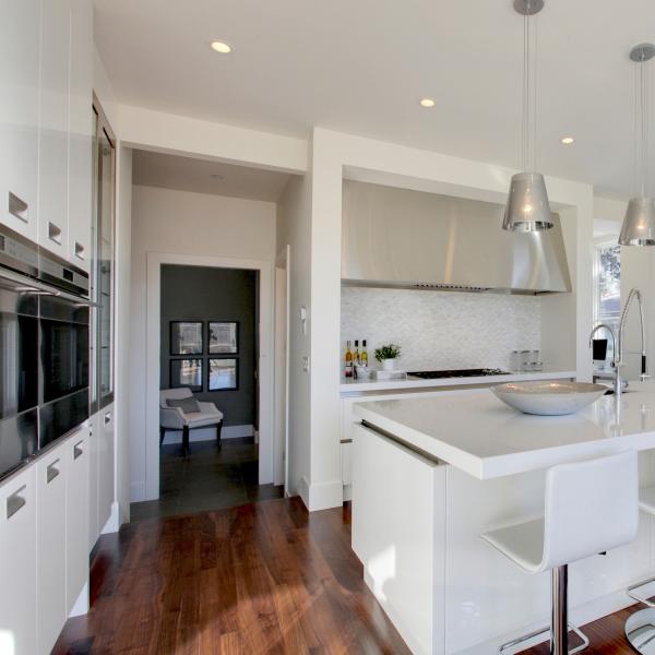 Customized Villa Modern White Glossy Kitchen Cabinets Moisture Proof