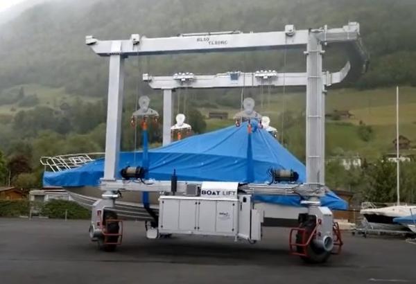 Small Tonnage Yacht Lifting Crane 2 Or 4 Wheel Steering Self Propelled