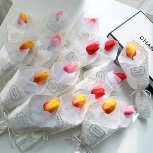 Un cadeau pour la fête des mères: une seule rose pour la meilleure amie de maman