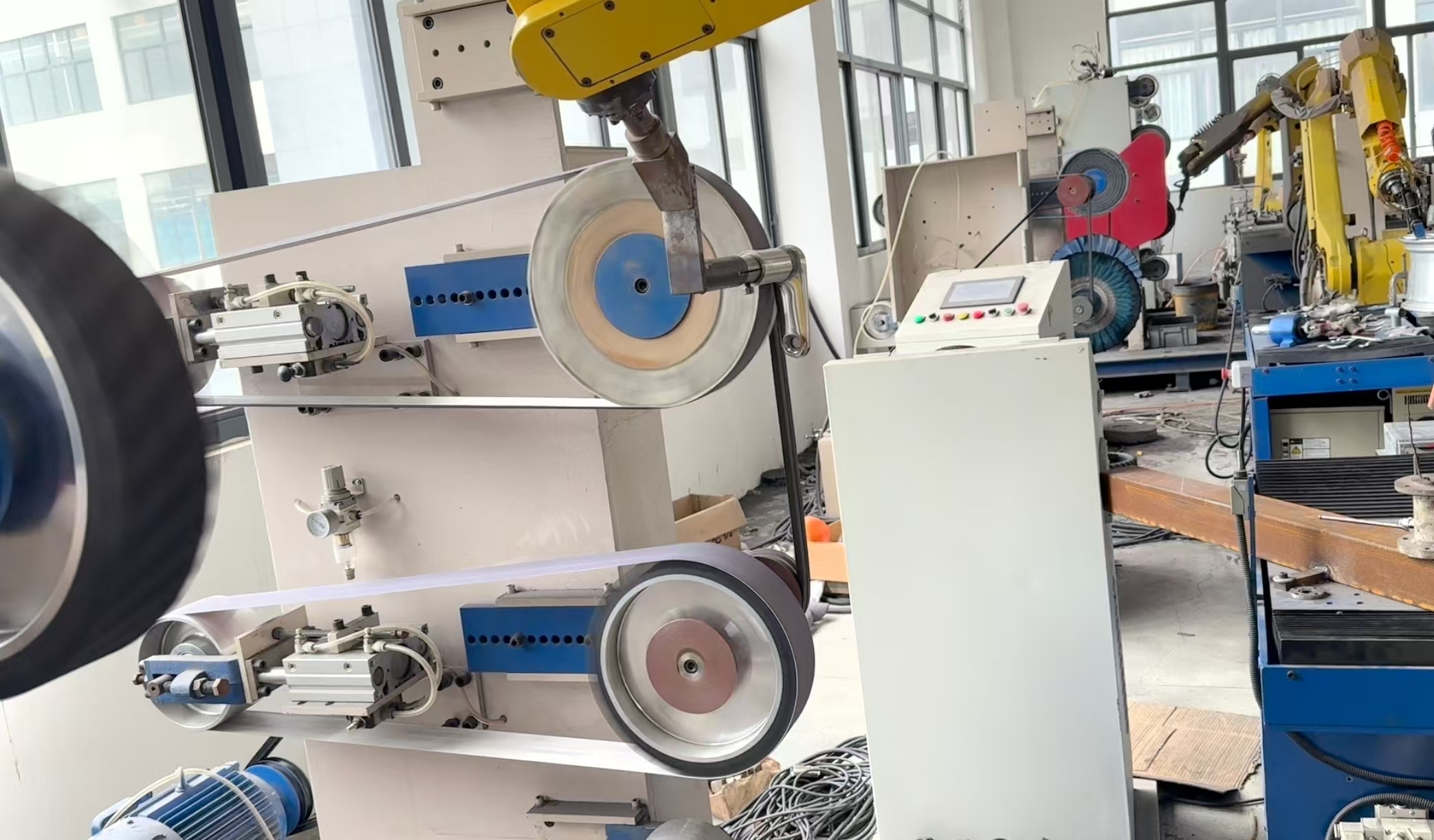 Robust Robotic Grinding System with Eco-Friendly Operation for Welded Stainless