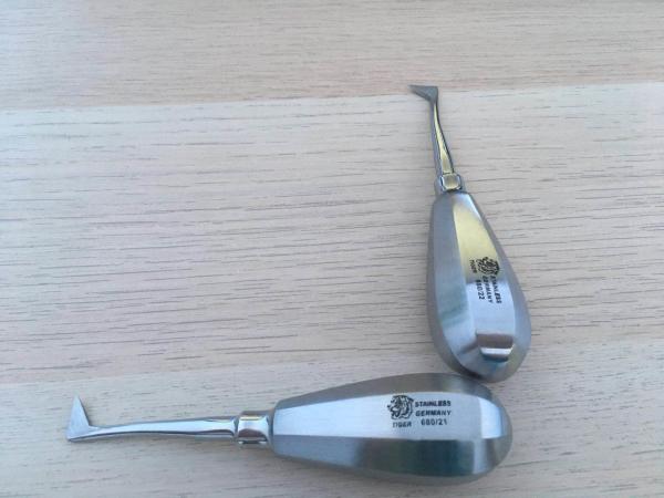 Tiger Brand Dental Root Elevator Seldin Small Triangular 680 / 22 Right
