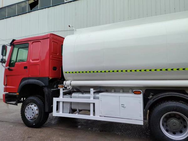 Capacidade do motor 4-6L Sinotruk HOWO 6X4 Caminhão-tanque de aço carbono para diesel de gás de petróleo
