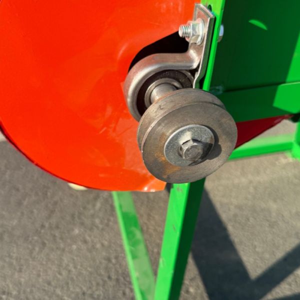 Steel Peanut Sheller Machine 220v / 380v Durable Nut Cracking Machine Customizable