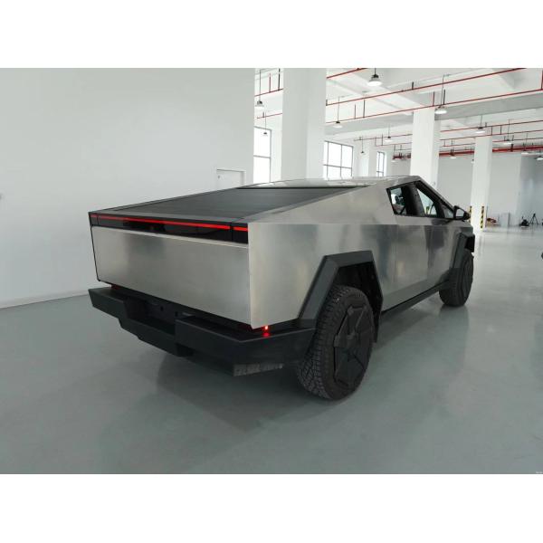 Camión eléctrico Tesla Cyber Off-Road de plata con cuerpo de acero y velocidad máxima de 180 Km / h