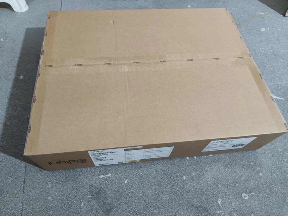Вход AC PSU переключателя 32x100G 1U локальных сетей гигабита QFX5120-32C-AFI бортовые и вытыхание левого борта