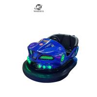 Une voiture pour adultes à l'intérieur rouge bleu or argent enfant rouler voiture électrique