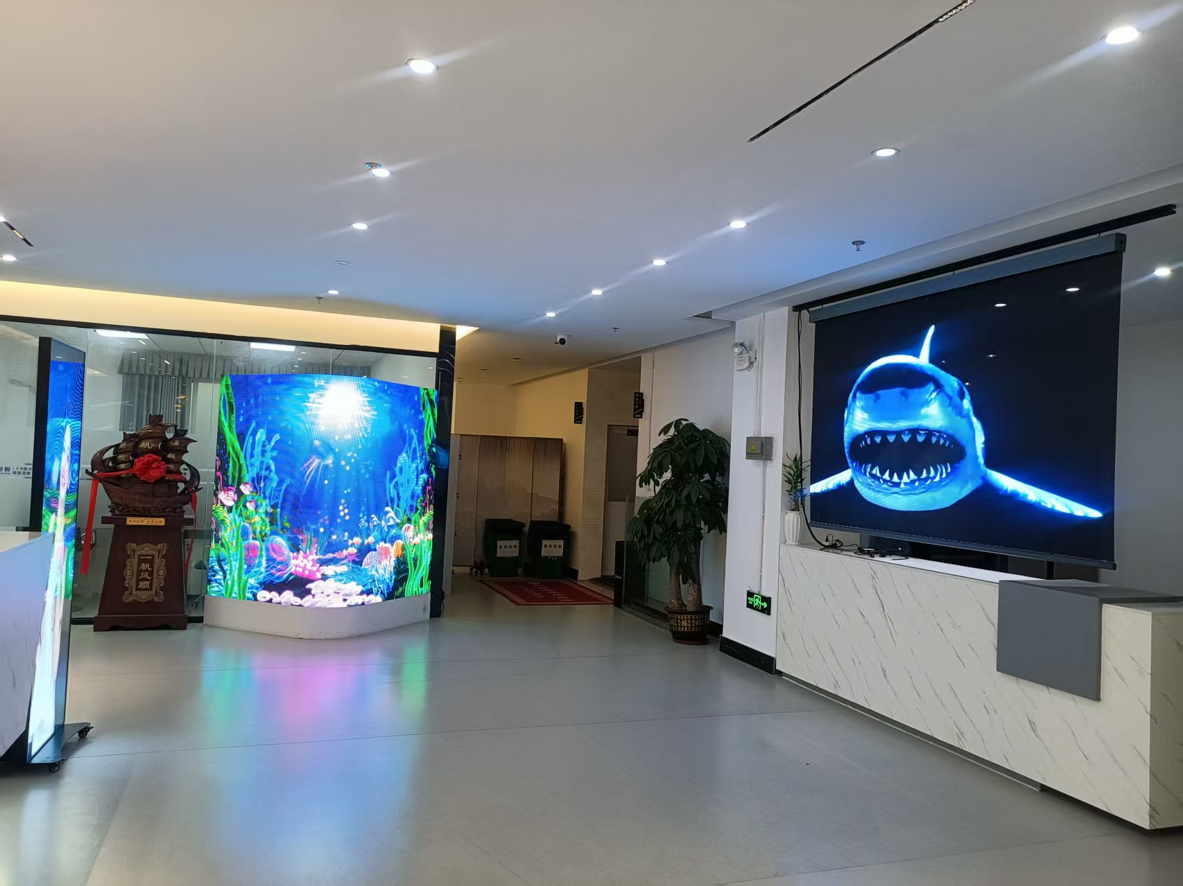 P3.91 LED Transparent Hologram Screen Flexible Ultra Slim Advanced Technology for  Glass Window Dynamic Displays