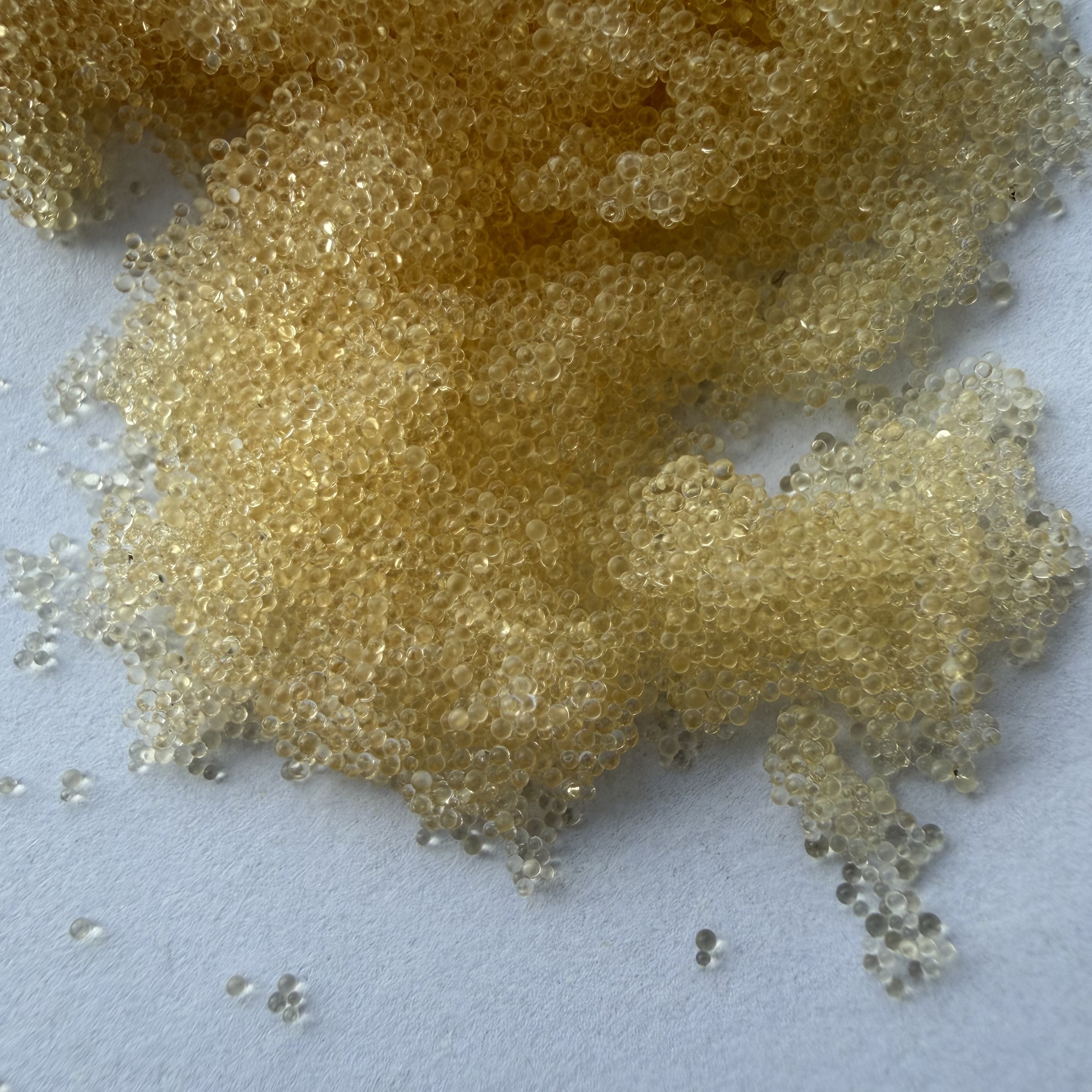 Food Grade D151 Weak Acid Cation Resin for Sugar Industry Decalcification / Molasses Refining