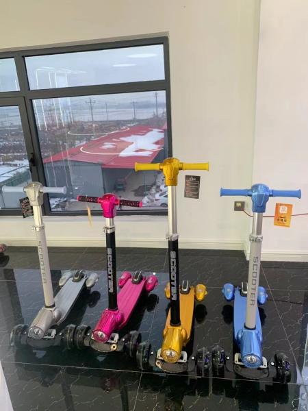 Crianças de 3 a 17 anos de idade Scooter de 3 rodas com freio traseiro Alta durabilidade