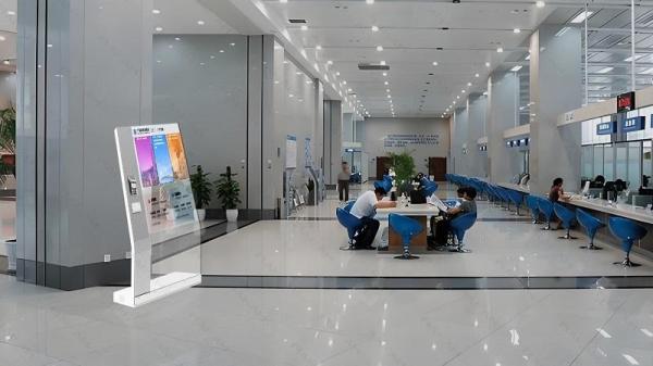 Affichage transparent de 55 pouces, terminal en libre-service, machine intégrée 1920*1080 Résolution 600 Nits OLED Panneau OLED transparent