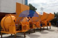 Descarregando a construção do motor diesel JZR350 da máquina do misturador 350L concreto