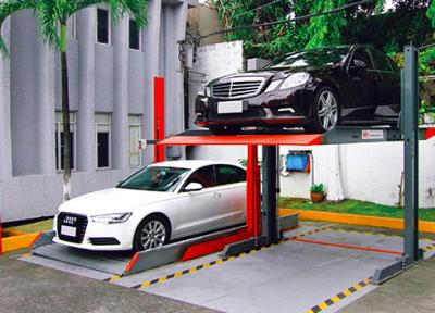 O estacionamento residencial do carro da garagem da casa levanta o empilhador do carro de cargo 2000kg 2