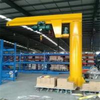 Grue à flèche robuste, rotation à 360° et capacité de charge jusqu'à 5 tonnes