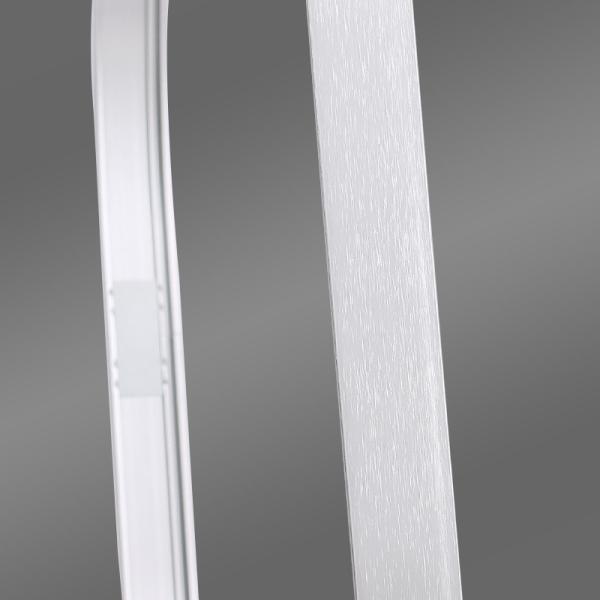 El aluminio de los muebles del marco del espejo perfila los accesorios de la barbería