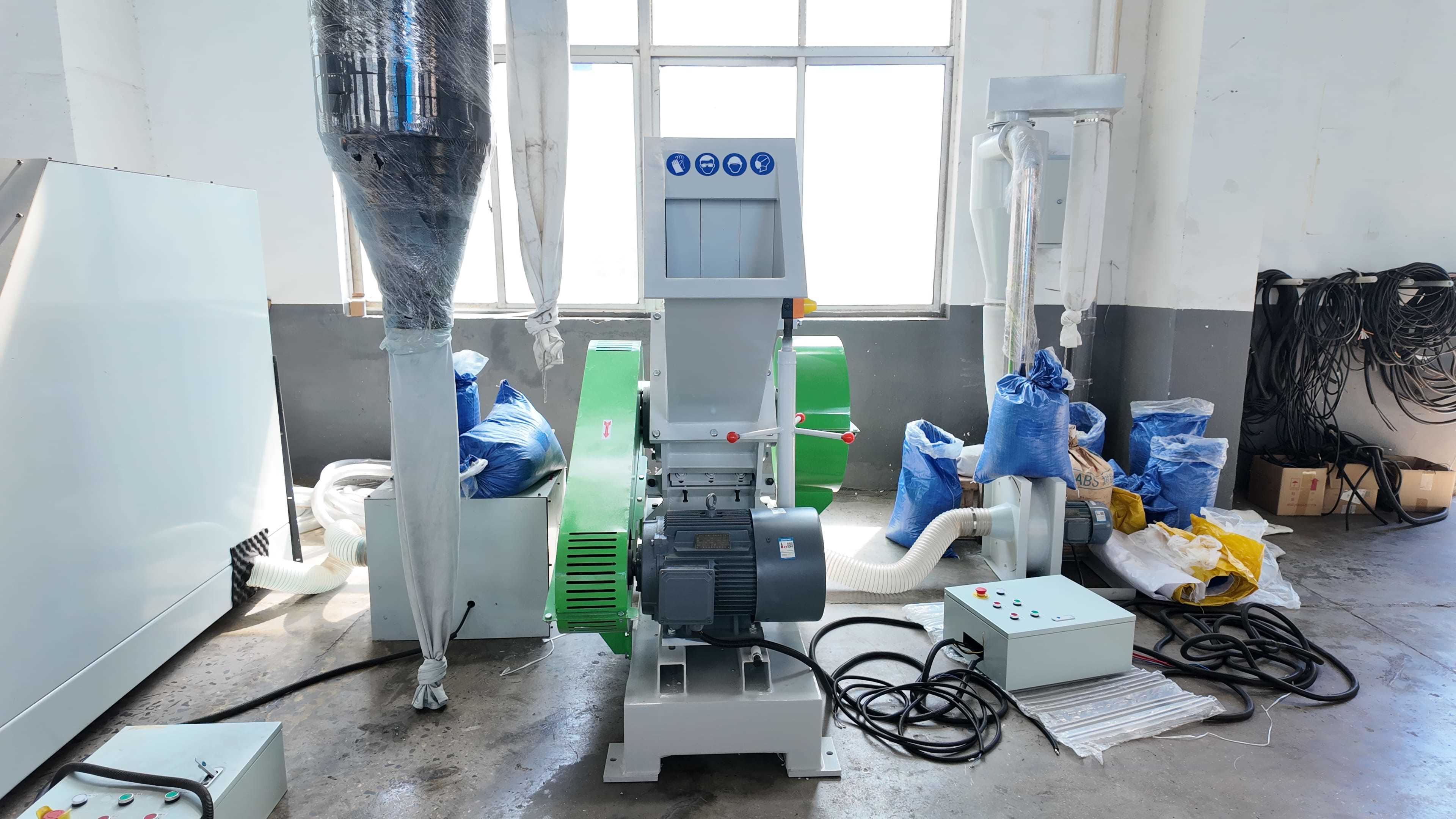 HDPE LDPE LLDPE BOPP PP PE Film Woven Bag Jumbo Bag Plastic Bottle Recycling Shredder Flakes Scrap Plastic Crushing Machine Strong Crusher