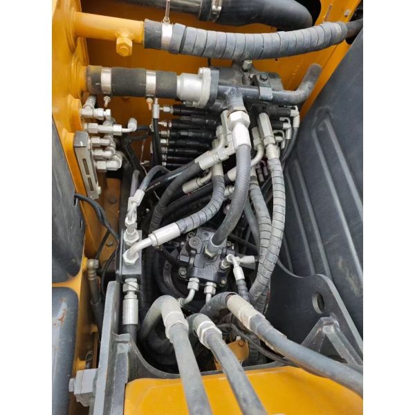 Used tracked Excavator Chinese brand 8.24 tons in excellent condition  capacity 0.3m³ rated power 54.3kW for construction