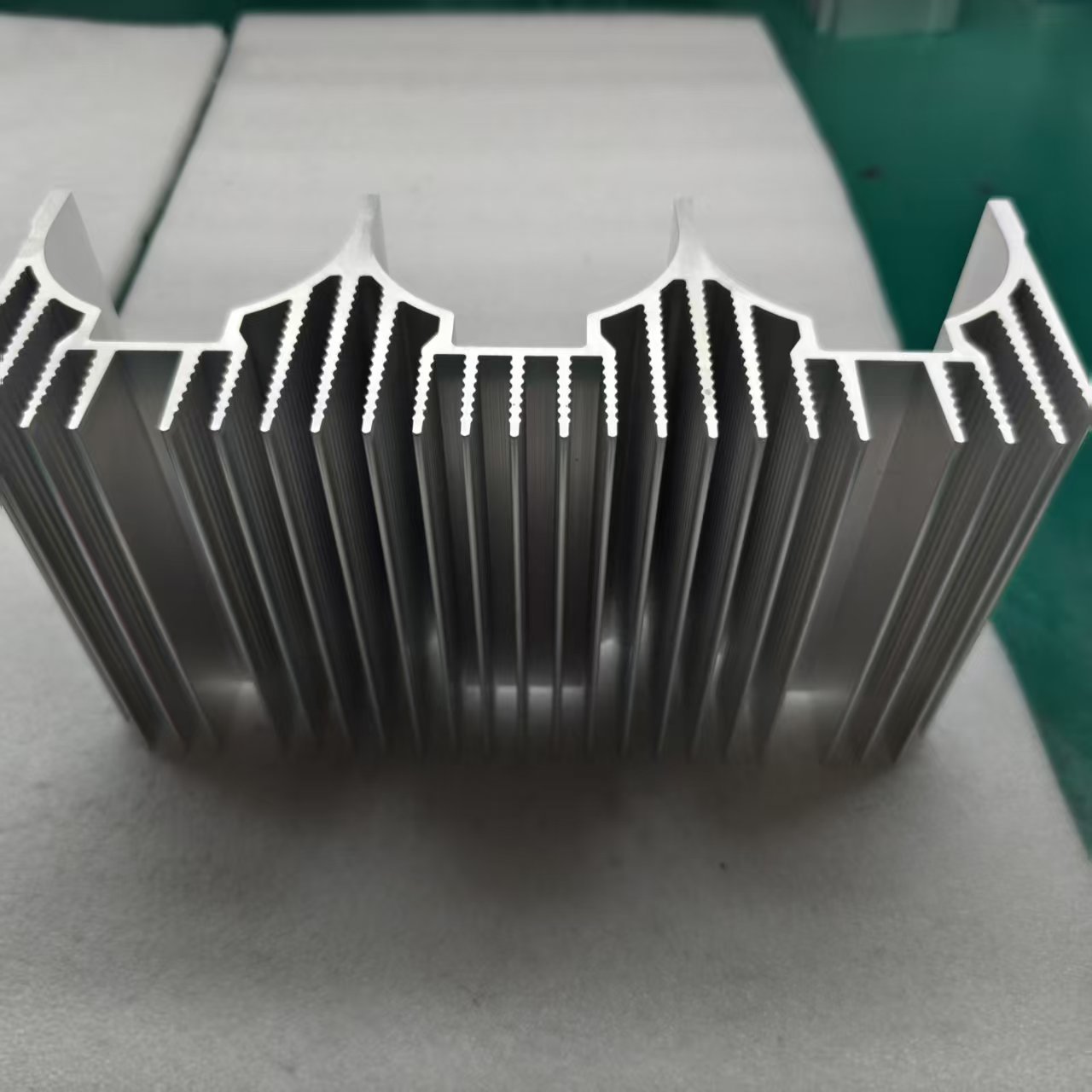 Multi Arc Recess High Density Serrated Fin Extruded Heat Sink for Converter