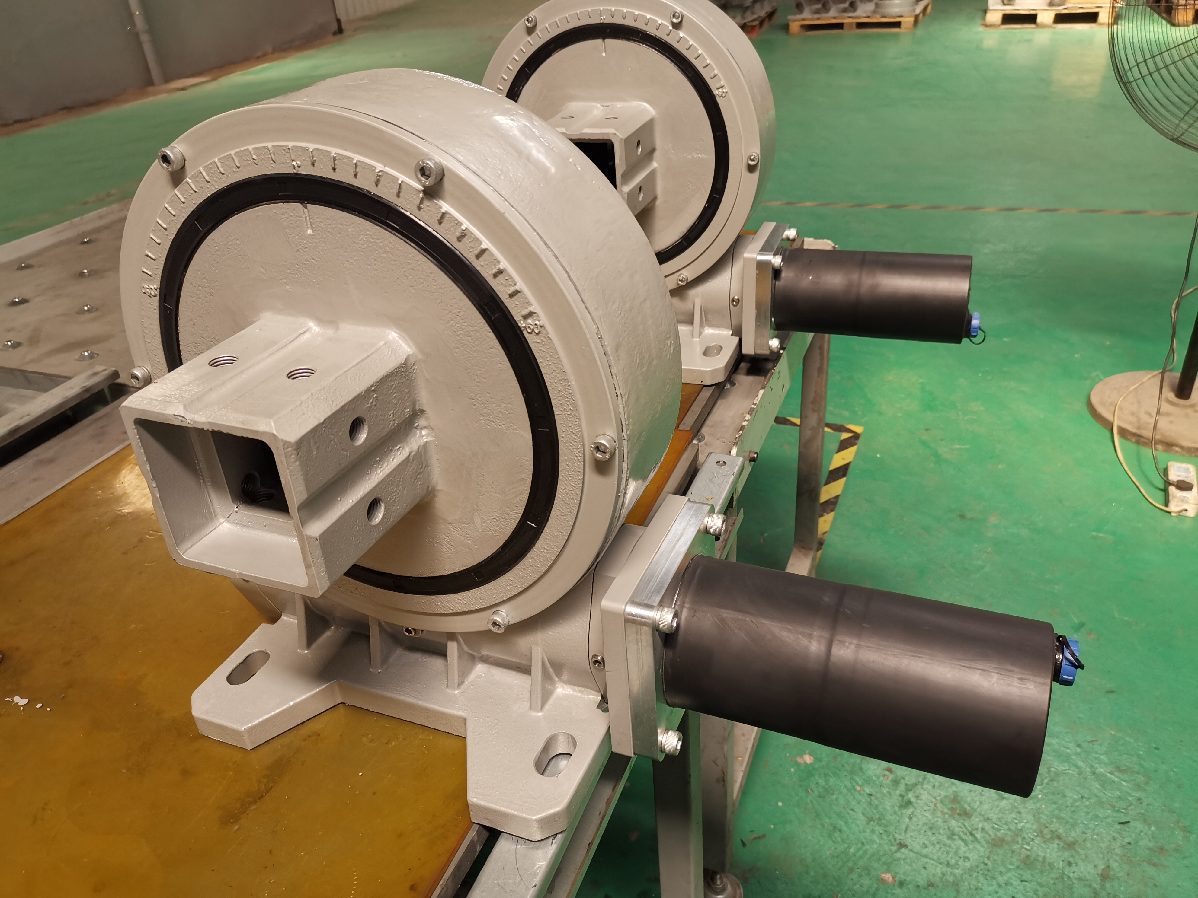 VE12 Heavy Duty 16000Nm Output Torque Single Axis Solar Tracking System Slewing Ring with DC Motor Slew Drives