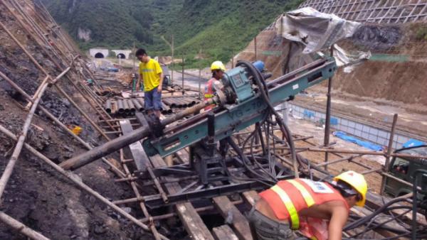 Large Power Anchor Drilling Rig Rock Layers 1800 Mm Power Head Stroke