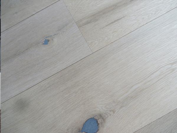 le chêne français non fini a machiné le plancher en bois, planche large, aucun revêtement, pré-poncé, catégorie d'ABCD. joint de langue et de cannelure