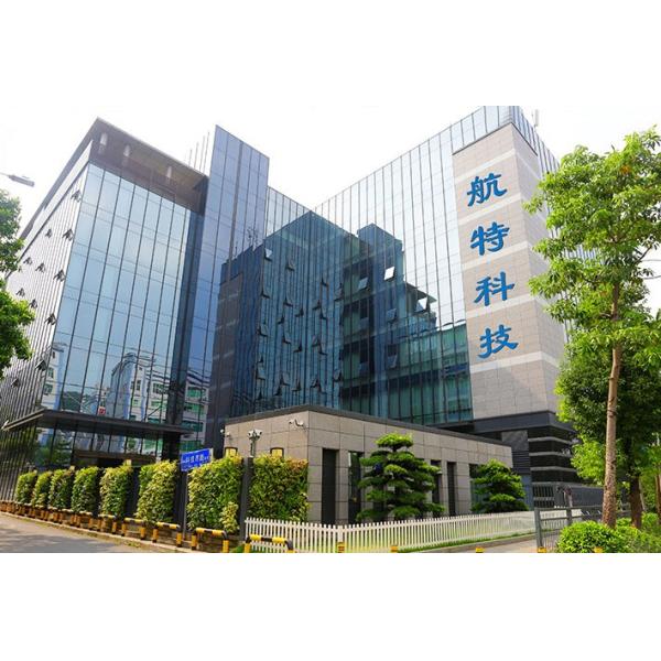 Напечатанный круглый стикер обозначает рождество изготовленными на заказ стикерами круга сусального золота