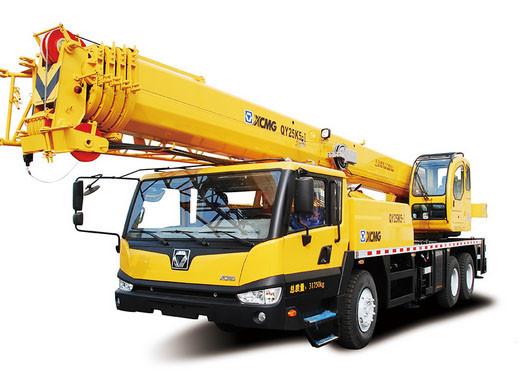 Load Sensing Mobile Truck Mounted Lift With Retractable Boom , 25 Ton