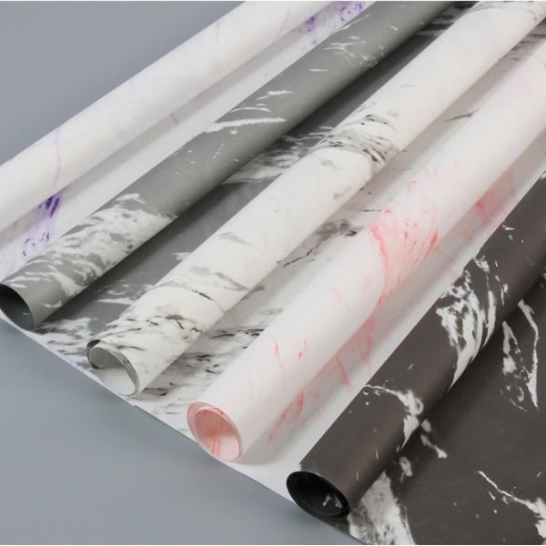 El fabricante vende al por mayor ramos de flores con patrones de mármol blanco para el Día de San Valentín, regalos de papel de envoltura y regalos de embalaje DIY para tiendas de flores