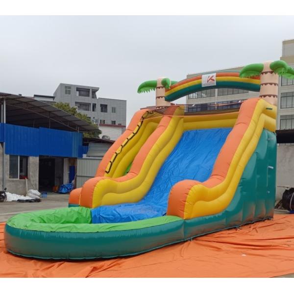 Multicolor раздувной замок крупного плана хвастуна водных горок комбинированный