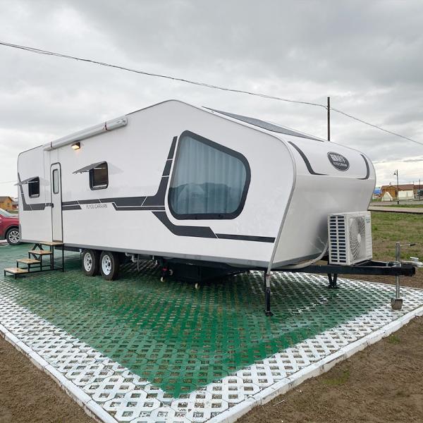 Toilettes, salle de bains, caravanes de voyage en plein air, camping-cars en plein air avec toilettes, salle de douche