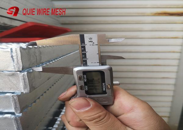 Smooth Surface Welded Industrial Steel Grating Serrated For Drainage Cover
