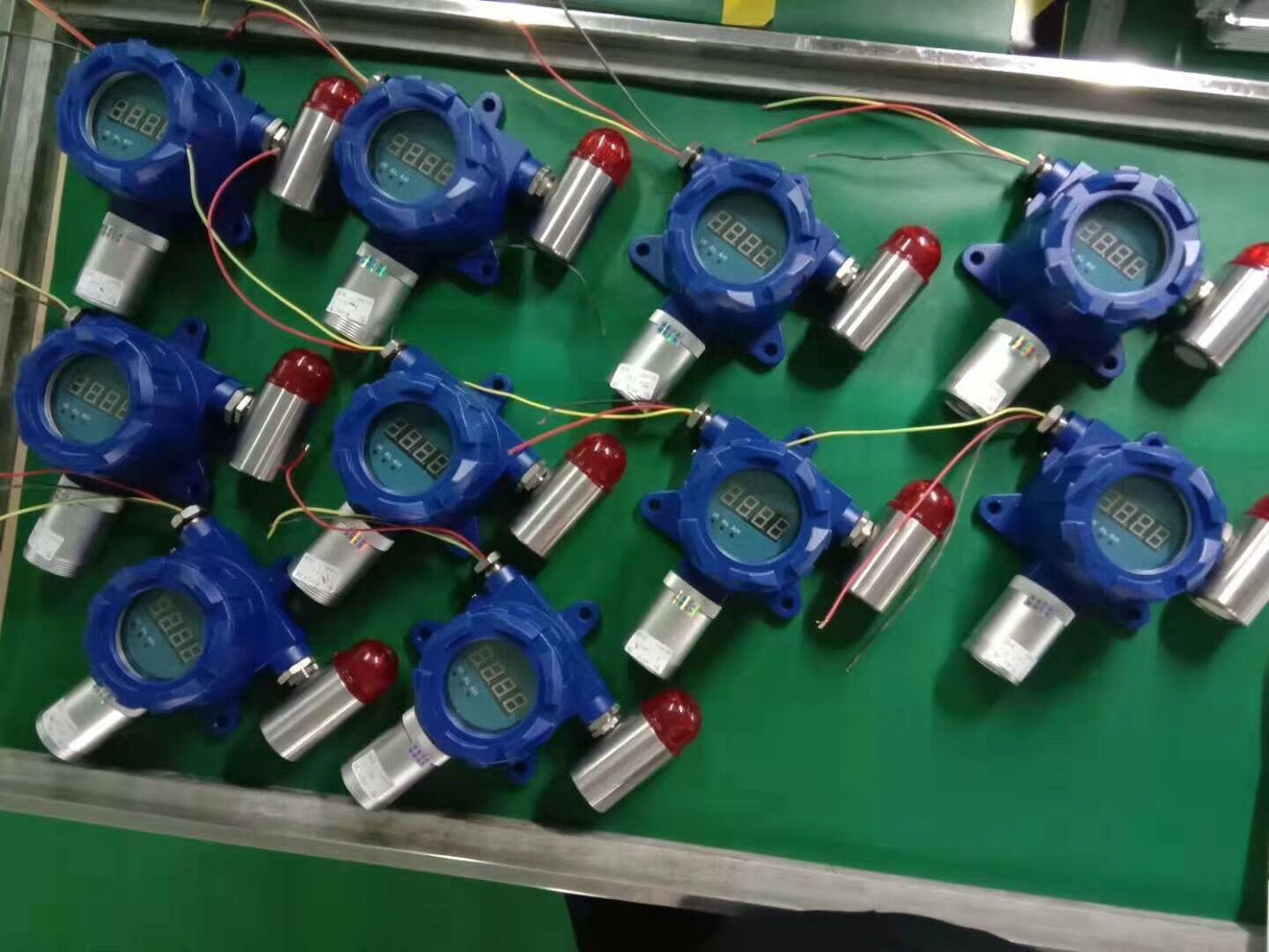 Тип установленный трубой детектор газа 4-20MA CO вывел наружу с силой DC сигнала тревоги 24V звука и света